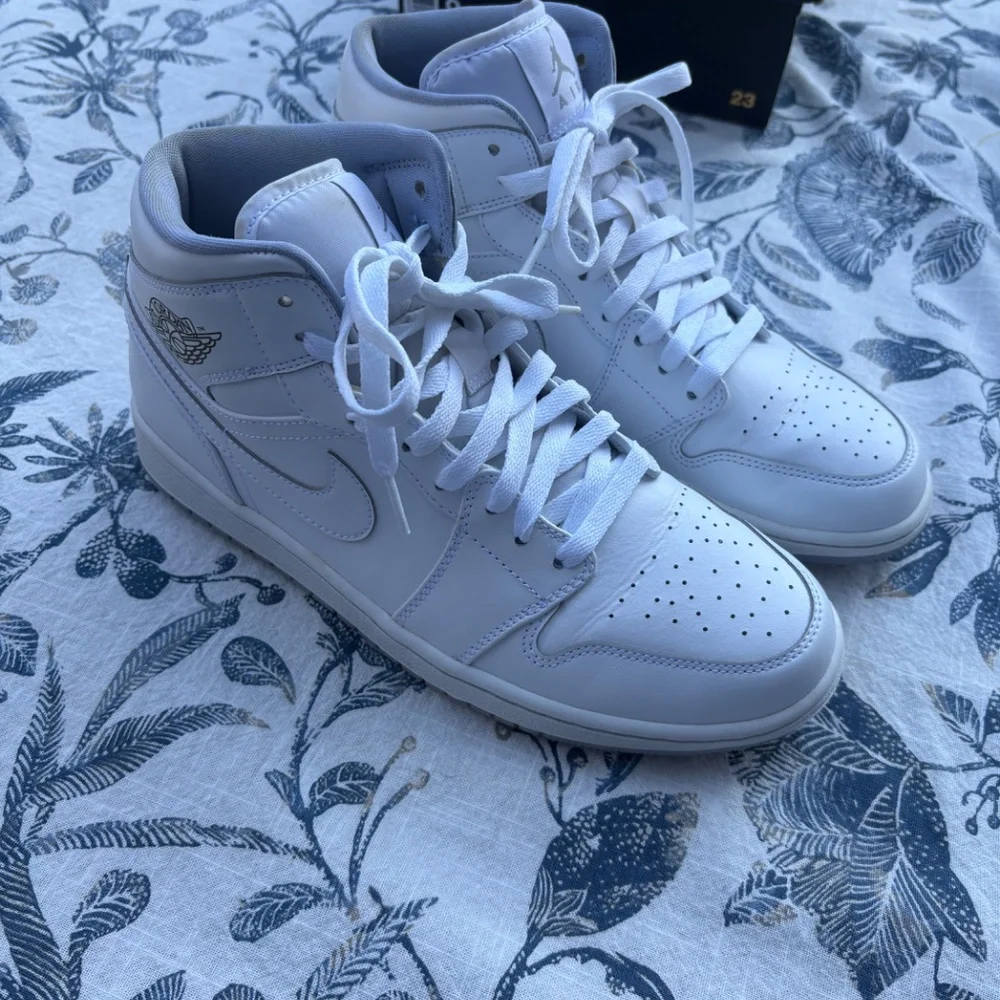 Jordan 1 Mid White Wolf Grey (2016) - Size 9 (554724-112 ) - Picture 4 of 8